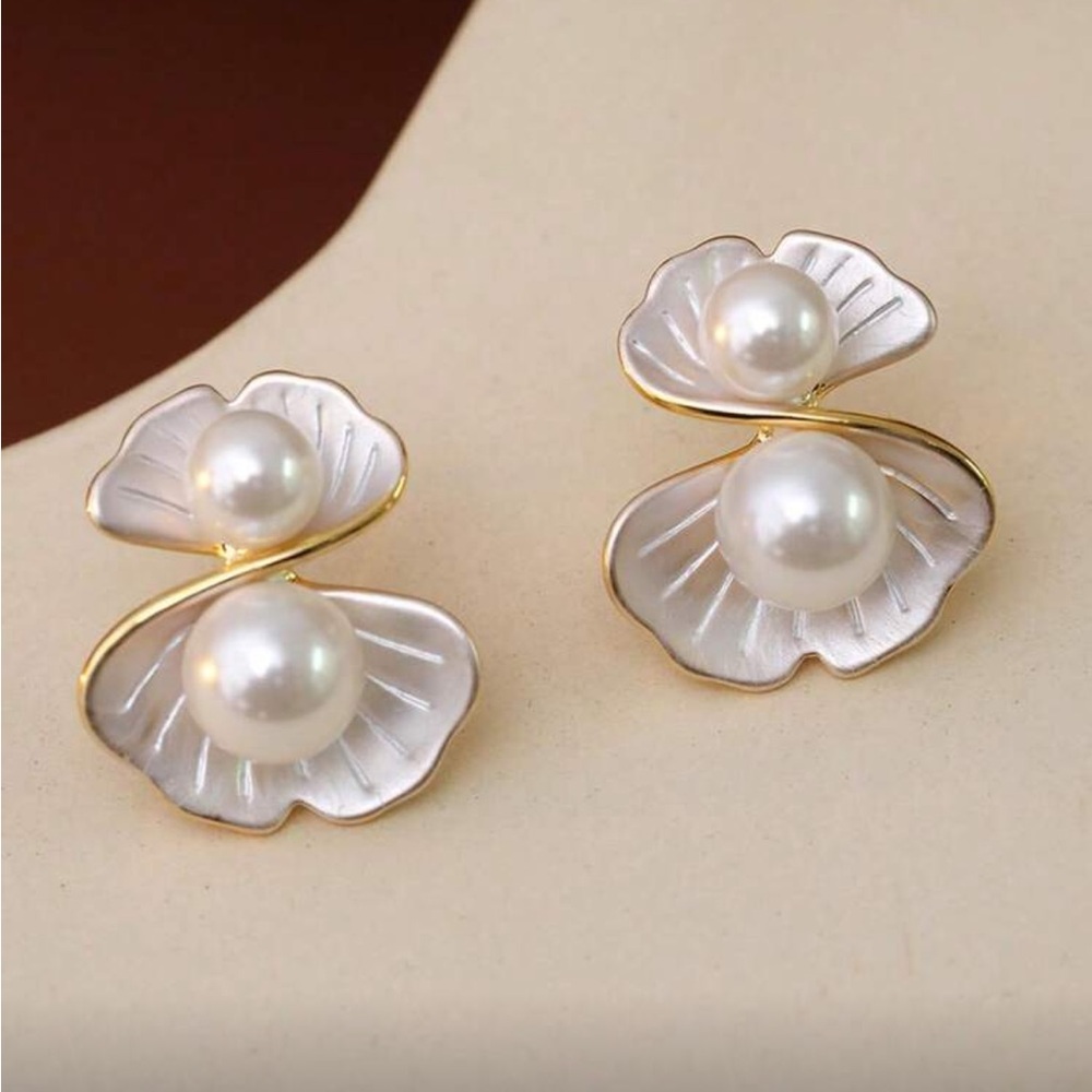 Elegant fake White Pearl and shell Earrings